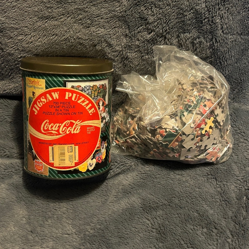 Vintage Coca-Cola 700-Piece Jigsaw Puzzle In Collectible Tin Advertising